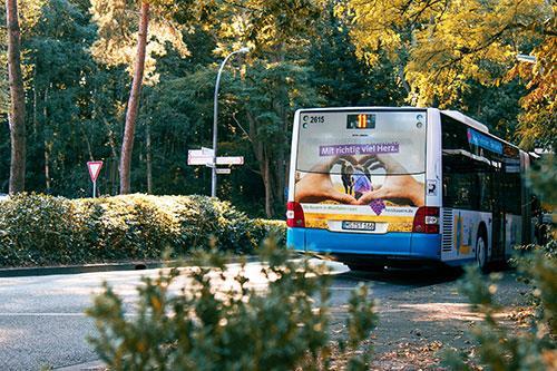 Heckflächenwerbug auf Münsters Linienbussen macht die Kampagne
