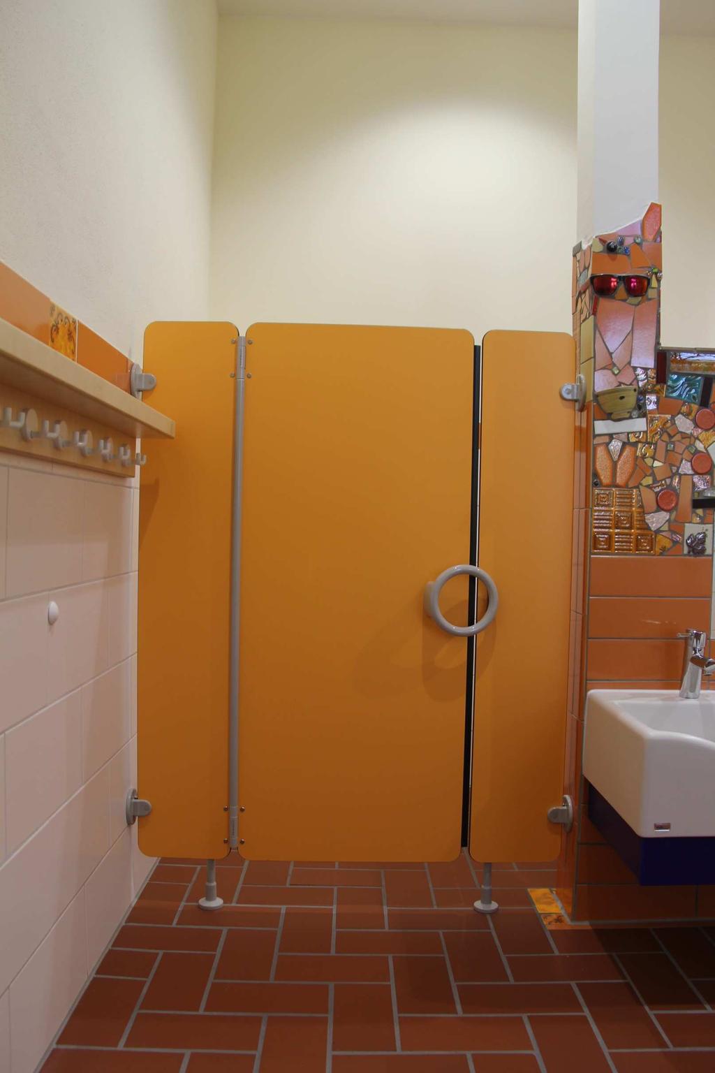 geliefert wurden: WC-Trennwände B-BAMBINO WC-Trennwände BKE Anlage im