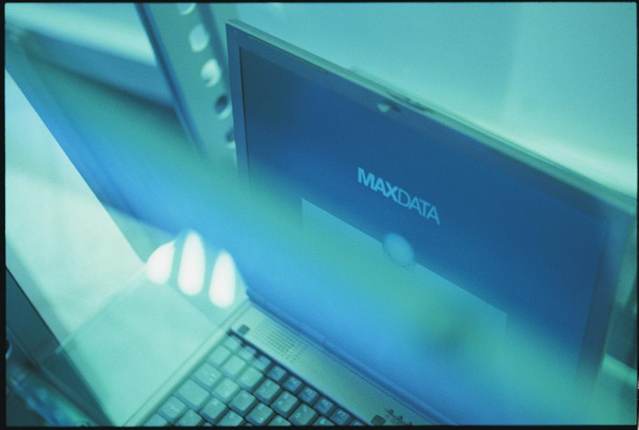 MAXDATA empfiehlt Microsoft Windows XP Professional für Unternehmen. MAXDATA Pro 7100X Die optimierte Professional-Lösung Port-Replikator-Anschluss Solange der Vorrat reicht!