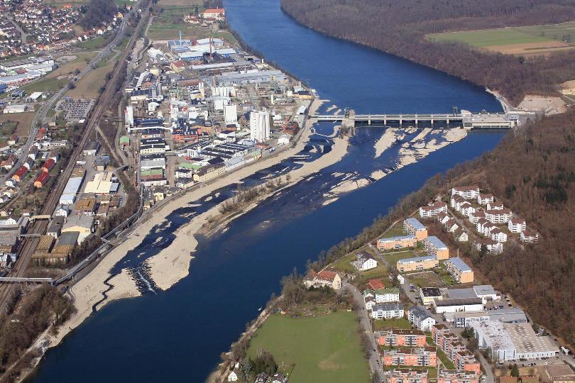 Bedeutung der Wasserkraft Ausbaupotenziale Neubau an bestehendem Standort / Turbinenzubau (Foto KW Rheinfelden, links) Nutzung bislang nicht genutzter Querbauwerke (Foto KW Hausen,