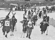 Gleich aber war die Erinnerungsgabe für alle Aktiven, nämlich der extra angefertigte Ullr, ein heute kaum mehr bekanntes Schutzamulett der Skiläufer. Abmarsch zum Stinesser.