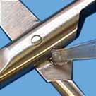 Herkunft und Ursachen Mangelnde Schmierung und/oder Fremdkörper führen zu Metallfressern der sich gegeneinander bewegenden metallischen Gleitflächen/Instrumententeile; bevorzugt in Schlüssen/Gelenken