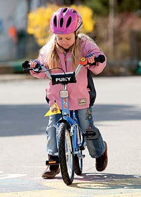 Ein gutes Merkmal: Fährt mein Kind bereits sehr sicher Roller und Laufrad? Zeigt es Interesse am Fahrrad? Dann ist der richtige Zeitpunkt gekommen.