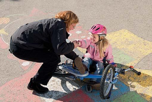 5 STÜRZE ZULASSEN Studien zufolge verringern vielfältige Bewegungserfahrungen die spätere Unfallgefahr um ein Vielfaches. Zu diesen Erfahrungen gehört auch das Hinfallen.