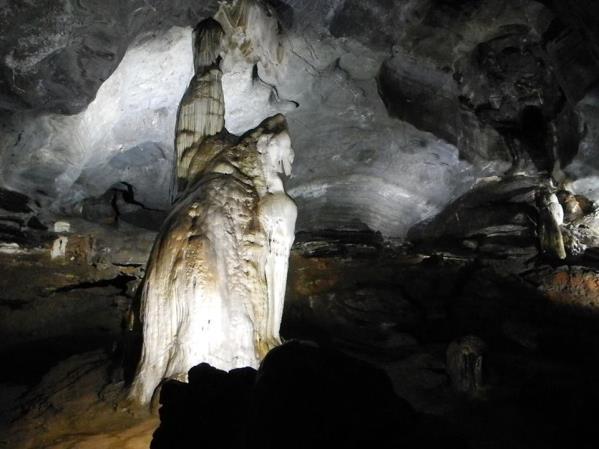 Tag 5 (22.03.2014): Sudwala Cave und Giant Stromatolites März Beatrix Heller Der 6. Exkursionstag beginnt mit der Abfahrt aus Barberton, wo die Gesteine der Fig Tree Gruppe aufgeschlossen sind.