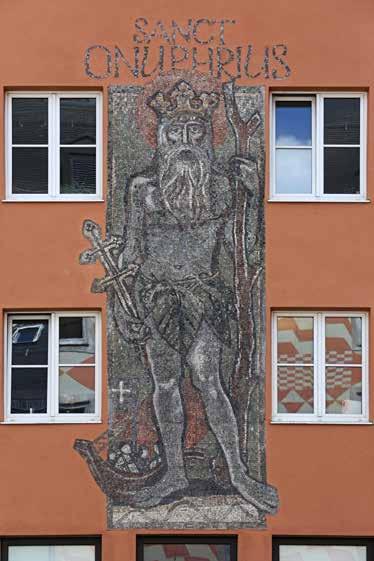 12 Mosaik Marienplatz 17 Ein großformatiges Mosaik mit der Darstellung des Heiligen Onuphrius prägt die südöstliche Häusergruppe am Marienplatz.