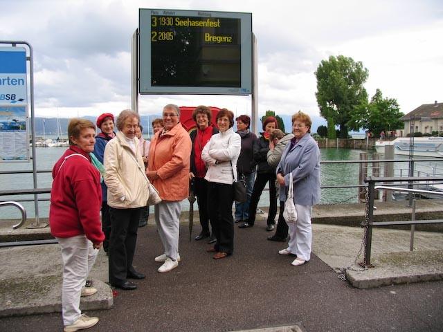 Ausflug des Frauentreffs nach Lindau 18./19. Juli 2009 Froh gelaunt trafen wir uns am Samstag morgen im roten outfit auf dem Bahnhof.