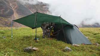 Vor dem Zelt aufgespannt erhält man einen geschützten Außenbereich oder aus Sicherheitsgründen im Bärengebiet eine gemütliche Küche weitab des Zeltlagers.