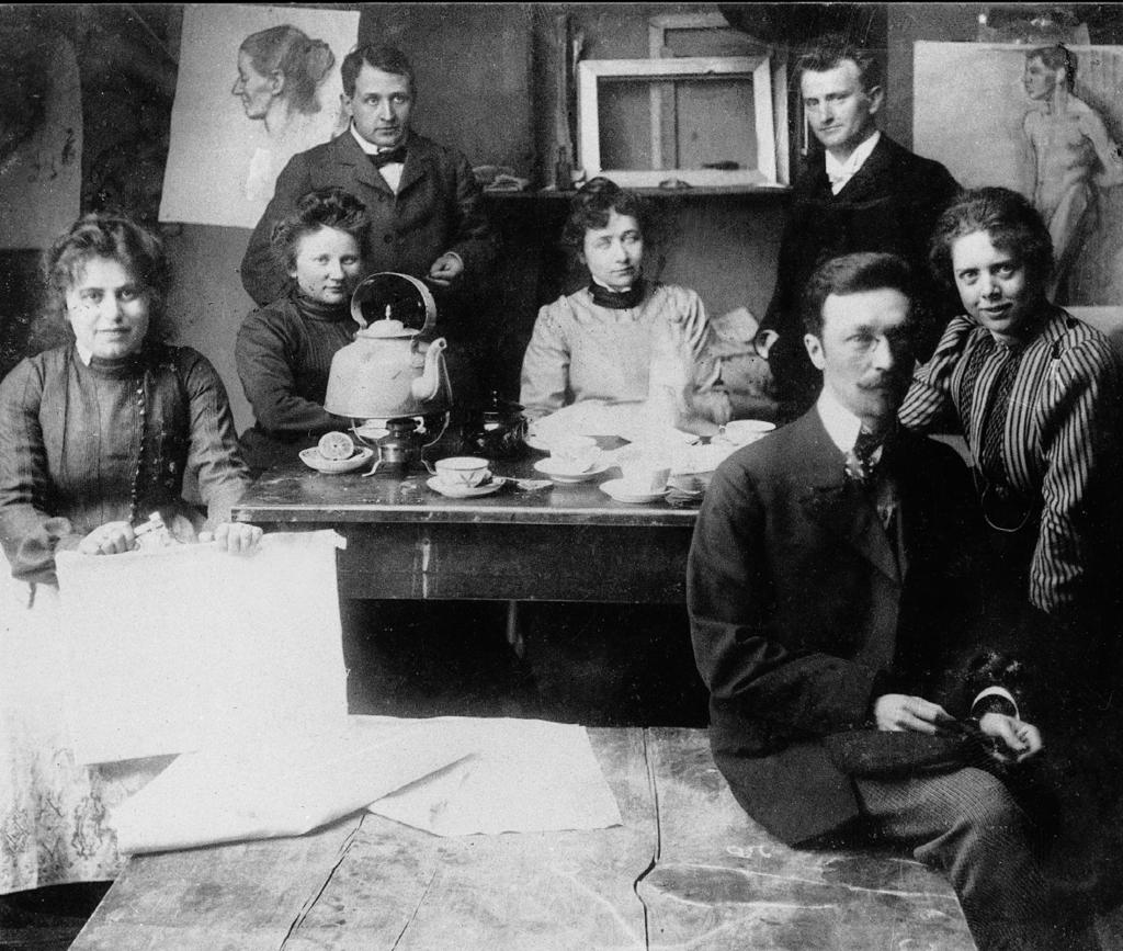 11_5001_Pr_Rückbl_RZ 23.11.2010 12:26 Uhr Seite 8 Wassily Kandinsky (vorne rechts) im Frühjahr 1902 mit Schülern