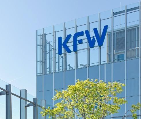 KfW Bank aus Verantwortung Fördern im öffentlichen Auftrag Gründung: 1948 Anteilseigner: Refinanzierung: Rating: Sitz: Niederlassungen: