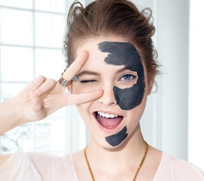 Individuelle Reinigung für Dich: Multi-Masking. Drei reine Tonerden, die sanft wirken. Der Hauttyp variiert nicht nur von Mensch zu Mensch, sondern auch zwischen den einzelnen Gesichtspartien.