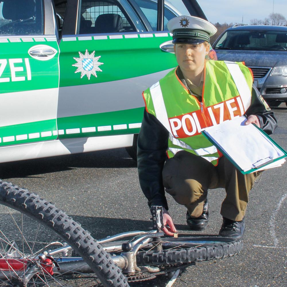 haben. Der Sachschaden beläuft sich auf rund 1200 Euro. Die Polizei Miesbach bittet Zeugen der Tat um sachdienliche Hinweise. Tel.