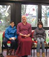 Ein buddhistischer Mönch und ein Indologe stellten sich als Gäste den vielfältigen Fragen der jungen Menschen, die diese in Kleingruppen zu bestimmten Bereichen erstellt hatten.