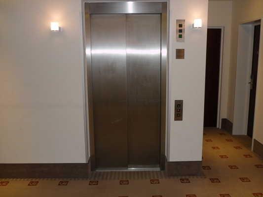 Über den Aufzug sind zu erreichen: Zugang zum Betrieb, Rezeption, Weg Etage 1 Haupthaus zu Zimmer 119, Bistro / Frühstücksraum, Zimmer 119, Behindertengerechtes WC im Untergeschoss des