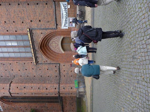 Donnerstag Am historischen Schweriner Dom lädt moderne Technik (siehe das Laufband über dem gotischen