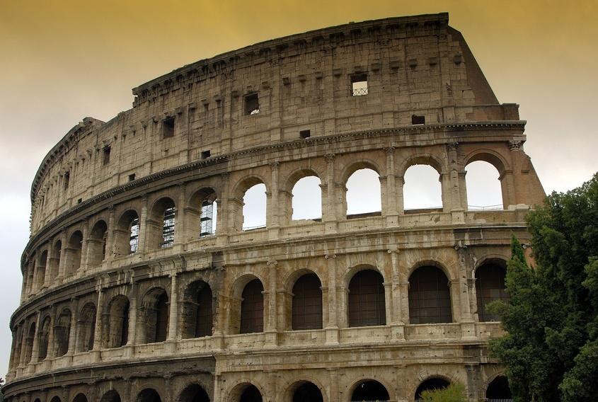 Rom - Kolosseum- LLPhotography-Fotolia_408475_S Nach der Besichtigung der Kaiser-Foren mit der Trajanssäule kommen Sie zum Kapitolhügel.