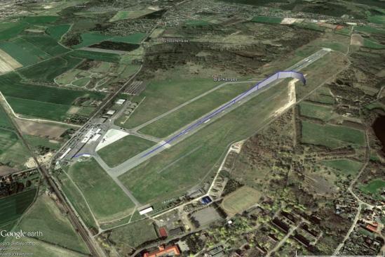 Darstellung des Flugweges vom Start bis zur Unfallstelle Quelle: GoogleEarth/BFU Angaben zu Personen Luftfahrzeugführer auf dem linken Sitz Der 77-jährige Flugzeugführer besaß eine Pilotenlizenz der