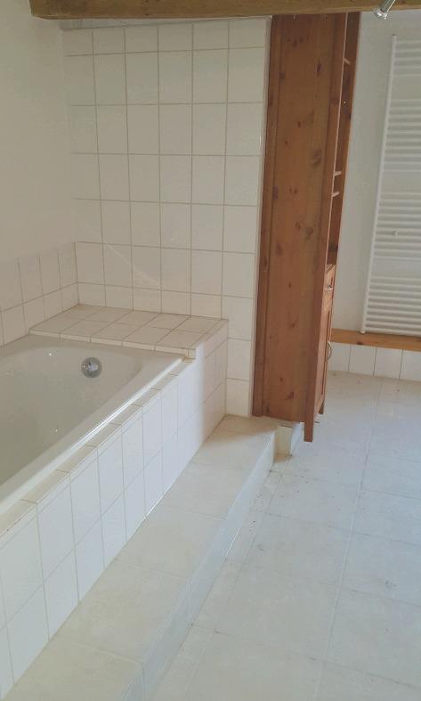 Das Badezimmer ist komplett neu und mit Badewanne und Dusche ausgestattet gestrichen, das trifft auch auf einige der Holztüren zu.