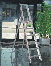 Leitern Betriebseinrichtung Stufenstehleiter mit Sicherheitsbrücke Konisch, einseitig begehbar, 2 hochfeste Gurtbänder als Spreizsicherung ab Gr.