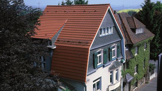 Hausbesitzer sollten daher wissen, wann die maximale Traglast ihrer Dachkonstruktion erreicht ist. Die zulässige Schneelast ist im Standsicherheitsnachweis für das Haus angegeben.