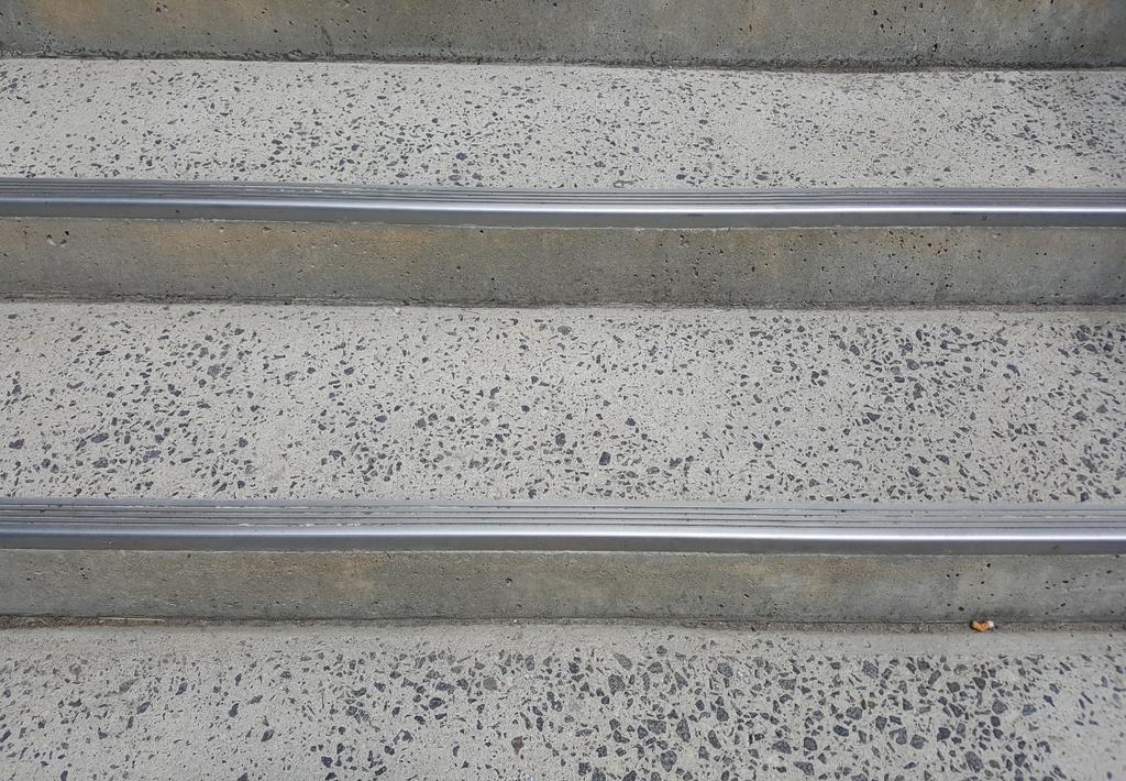 DIN 18040-3-Stufenmarkierungen Durchgehende Streifen Visuell kontrastierend sowohl gegenüber den Stufenbelägen als auch den Podestflächen Auf der Trittstufe: an der Vorderkante