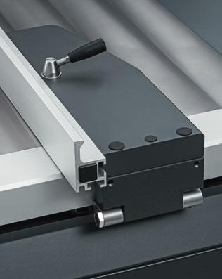 CNC-Parallelanschlag. Der CNC-gesteuerte Parallelanschlag ist mit einer Verfahrgeschwindigkeit von 250 mm/sec und mit einer Maßgenauigkeit von +/ 1/10 mm steuerbar.