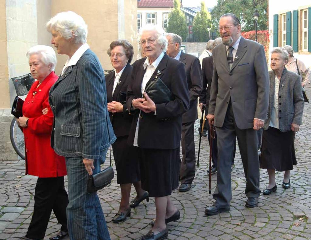 19 Senioren Jubelkonfirmation in St. Katharinen am 1. September 2013 Die ältere Dame lächelt: an den Tag ihrer Konfirmation erinnert sie sich noch sehr genau. Das dunkle Kostüm, das sie getragen hat.