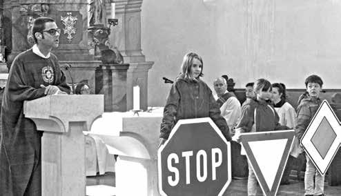 Gottesdienst mit Verkehrszeichen Im Mittelpunkt des Familiengottesdienstes in der Alslebener Kirche standen die Kinder. Das Thema lautete Zehn Gebote sind wie Verkehrsregeln für unser Leben.