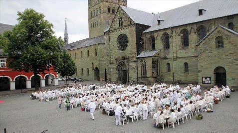 44 Gemeinde Dinner in weiss 29. Juni 2016, 18.30 Uhr - Petrikirchhof Zum zweiten Mal in Soest: Alle Besucher sind weiß gekleidet.