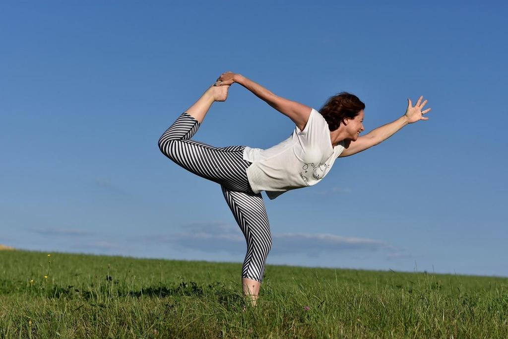 Foto: Moritz Rief Bewegen ist leben! Gesundheitsorientiertes Fitnesstraining für Einzelpersonen (Personal Training) und Gruppen Die Trainerin Yoga-Alliance-zertifizierte Yoga-Lehrerin, Dipl.