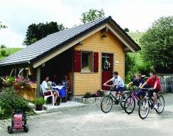 Auf jedem Hof steht ein Ferienhaus in Holzbauweise, das genau an die Bedürfnisse von Radfahrern angepasst ist (z. B. geschützte Abstellmöglichkeit, überdachter Freisitz).