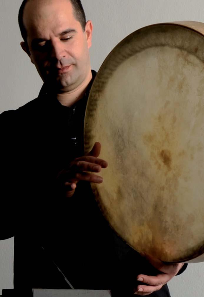 Hadi Alizadeh wurde 1973 in Ilam/Iran geboren. Ausbildung bei Meister Bahman Rajabi (Teheran/Iran) an der persischen Trommel Tonbak. Daneben autodidaktisches Studium der Rahmentrommel Daf.