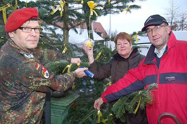 4 Meter hohen Weihnachtsbaum, geschmückt mit zahllosen gelben Schleifen und gelben Weihnachtskugeln, alle beschriftet mit lieben Grüßen aus der Heimat an die Soldatinnen und Soldaten im