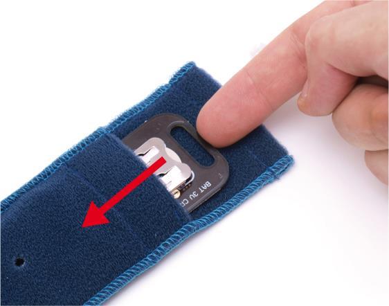 3. Inbetriebnahme Nehmen Sie das URIPHON classic und öffnen Sie das Ende der Tasche für Elektronik und Batterie an der Stelle, wo sich der angenähte Klettverschluss befindet.