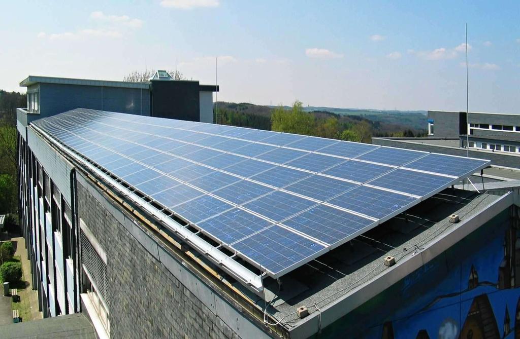 Einsatzbereiche von Photovoltaik: Freiflächenanlagen als Kraftwerke Dachanlagen als