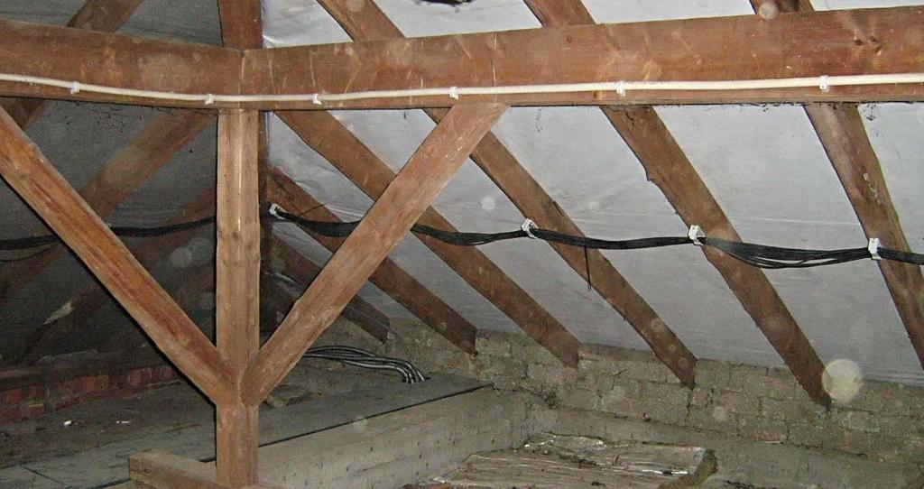 Montage auf Satteldach - Statik die meisten Satteldächer sind statisch geeignet, Nachprüfung durch Statiker. Vorsicht bei Nagelbinderkonstruktionen und Hallen.