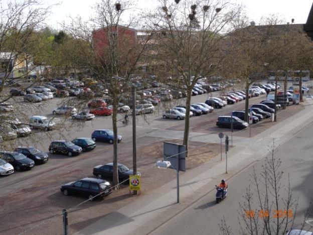 Weiterhin wird berücksichtigt, dass Parkflächen im Schulhof der OHG und im Hof der Langstraße 9 nur an Samstagen für die Öffentlichkeit zur Verfügung stehen.