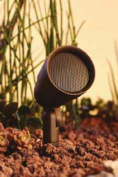 Sonance Outdoor Sonance Landscape Lautsprecher sind aus dunkelbraunem Material gefertigt, das nicht korrodiert oder abblättert.