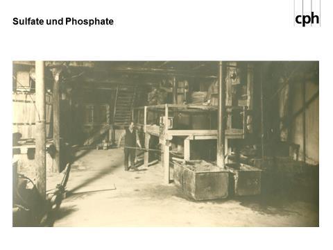 Das Reinigungs- und Wasserenthärtungsmittel Natriumphosphat, dessen Produktion Sie hier sehen, war in der damaligen Wirtschaftskrise ein wichtiges neues