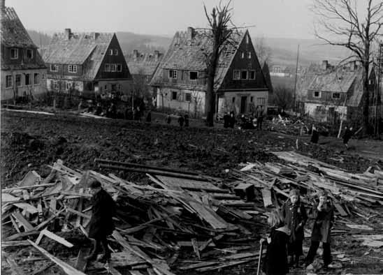 Otto Kaden, Alte Marienberger Straße 35 (damals 187e), ebenfalls durch eine Luftmine am stadtseitigen Giebel stark zertrümmert.