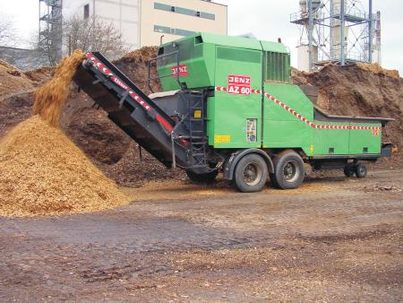 Erzeugung von Biomasse für die thermische Verwertung Zerkleinerer: Jenz AZ 60-180 - 300 m³ / Std.