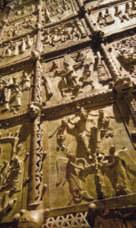 4 Bronze-Meisterwerk im hellen Licht Die Bronzetüren der Kirche San Zeno Maggiore ( S. 110) in Verona zählen zu den wertvollsten Schöpfungen der romanischen Kunst.