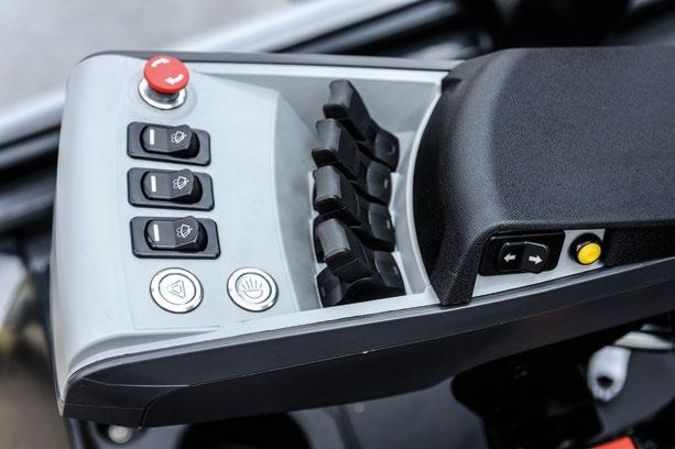 automatisch auf das Fahrergewicht einstellt In die Armlehne sind die Minihebel für die Hydrauliksteuerung und Bedienknöpfe integriert. Die Fahrtrichtungswahl kann individuell konfiguriert werden.