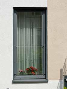 Absturzsicherung für niedrige Brüstungshöhen Befestigung am Fensterrahmen mit speziellen Profildübeln dezenter Kantenschutz auf der oberen Glaskante System mit allgemein bauaufsichtlichem