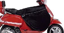 602872M004 Fahrerbeinschutz Magno wasserdichter Beinschutz mit hochwertigem Innenfutter. Farbe: schwarz mit Vespa Logo. Einfache Montage mit Magneten. Siehe Übersicht Seite 40.
