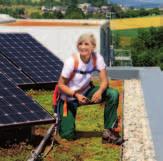 Das ist kein Konflikt: Die Nutzung von Dachflächen für eine Begrünung und die Installation von Solarkraftwerken hat sich als perfekte Kombination erwiesen, die technische und wirtschaftliche Vorteile