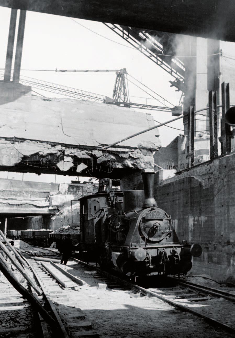 Gegen Kriegsende wurde der Berliner Nordsüd-Tunnel gesprengt. 897448 hilft als Bauzuglok in der Tunnelbaustelle, um 1946. war die Sowjetische Militär-Administration in Deutschland (SMAD).