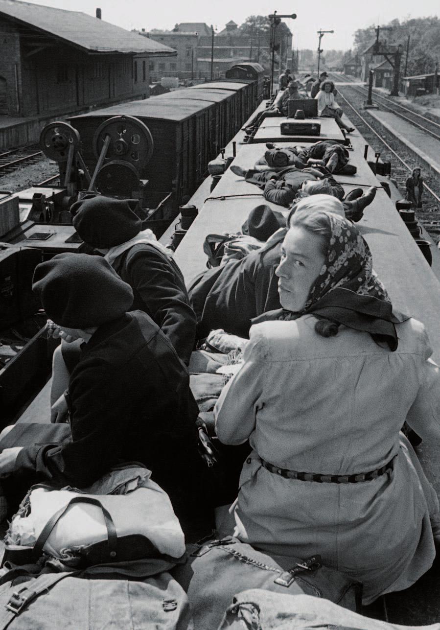 So zu reisen, gehörte zum Bild der ersten Nachkriegsjahre, zwar verboten, aber geduldet; Genthin 1946. elektrifizierten Netzes in Mitteldeutschland.