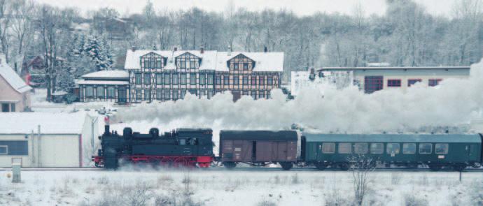 Den Anfang machte die derzeit für die Rennsteigbahn fahrende 941538 mit ihrem Sonderzug aus der Lausitz, der aufgrund seiner Länge von einer Diesellok der Erfurter Industriebahn (EIB) bis Oberhof