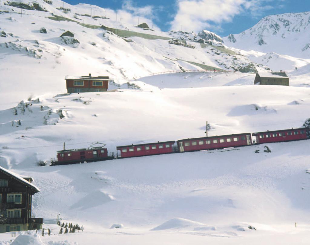 Geschichte und Geschichten Gezogen von einer Lok der Reihe HGe4/4 I erreicht dieser Zug am 9. Mai 1971 Andermatt. Man beachte die winterliche Landschaft! Reckingen Niederwald.